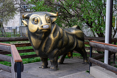 医疗面具中青铜牛雕塑 防有冠状病毒纪念碑商业感染牛角奶牛传染牛扒棕色金融城市图片