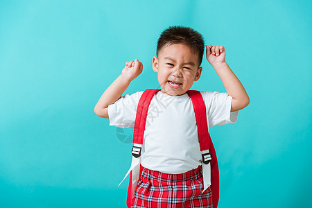 穿着制服的男孩微笑 当回到S时举起手来高兴优胜者女学生幼儿园乐趣学校女性童年工作室胜利快乐图片