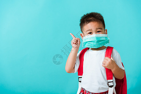 幼童幼儿园戴面罩 保护面具和书包预防快乐蓝色微笑流感安全孩子手指工作室学校图片
