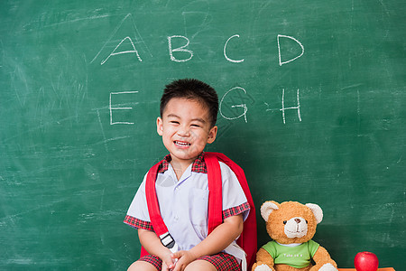 校服学生穿校服的幼童幼儿园学前班玩具熊知识孩子们学习课堂木板学校男生瞳孔班级图片