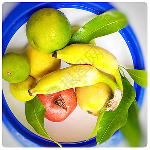 健康的水果在白碗里保存得很漂亮 并配有叶子和健康的食物和维生素 c 健康的日常水果香蕉饮食柚子热带油桃多样性橙子橘味石榴紫色图片