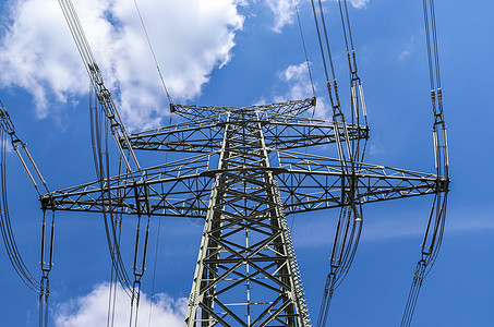 近视大电力铁塔的 将电力输送到技术力量高压金属电源环境高架电缆天空网格图片