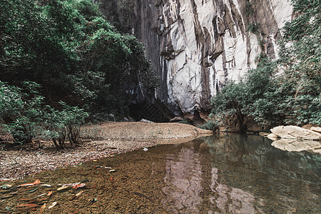 进入老挝村入口森林苔藓场景丛林洞穴学隧道摄影岩石石头地质学图片