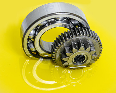 在润滑油中制造白色背景的齿轮和搭载工业工作润滑脂轴承车轮力学服务合金摩擦工程金属图片