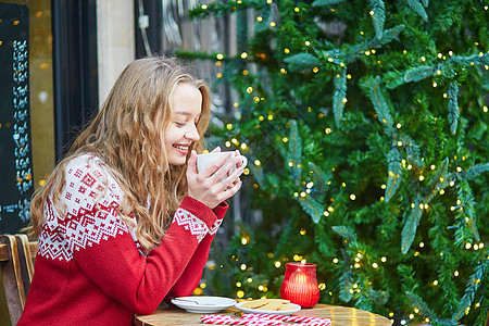巴黎街头的年轻女子 圣诞节装饰品街道旅游城市餐厅饮料女孩巧克力假期微笑咖啡图片