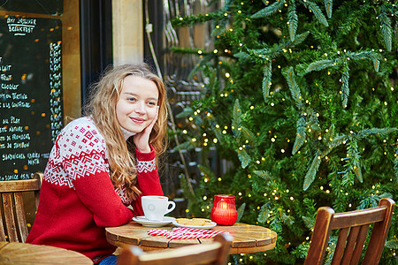 巴黎街头的年轻女子 圣诞节装饰品咖啡街道微笑城市巧克力餐厅女士杯子桌子游客图片