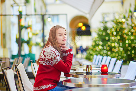 巴黎街头的年轻女子 圣诞节装饰品餐厅咖啡微笑女孩假期巧克力蜡烛女士桌子饮料图片