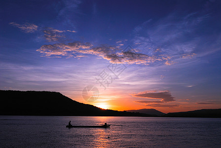 日落时在湄公河田里捕鱼的男子房子天空沉思竹子渔民波浪娱乐钓鱼渔夫反思图片