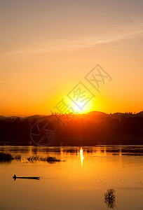 沿湄公河美丽日落的青黄夕阳生活天空娱乐太阳公园旅游渔夫旅行沉思山脉渔民图片