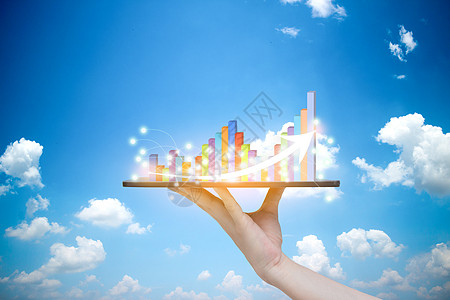 平板电脑手头增长进度图分析或成功商业概念天空背景图片