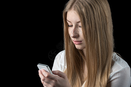 在手机上读到坏消息后 有吸引力的女孩感到沮丧细胞工具阅读悲伤悲哀电话互联网情感青少年技术图片