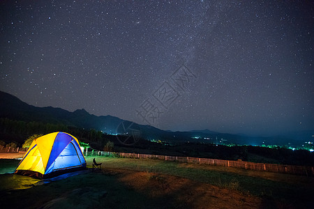 黄色星星天空清空 山顶上有露营帐篷的天空背景