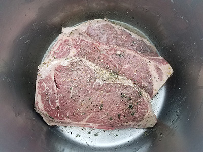 牛肉牛排 配有调料和金属锅中的液体午餐食物牛扒图片