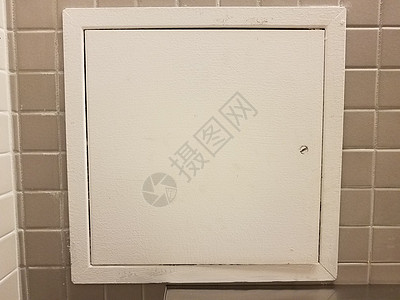 白色门或浴室灰砖面板正方形瓷砖访问灰色卫生间控制板背景图片