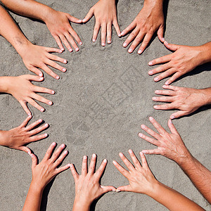 手放在沙地上联盟海滩圆圈太阳公司中心团体圆形团队帮助图片