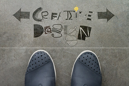 在商务人士们脚前手工绘制CRETIP设计词图片
