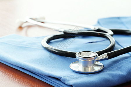 木制桌和背骨上涂有蓝色医生大衣的静脉透视镜药品测量脉冲木头心脏临床诊断卫生速度考试图片