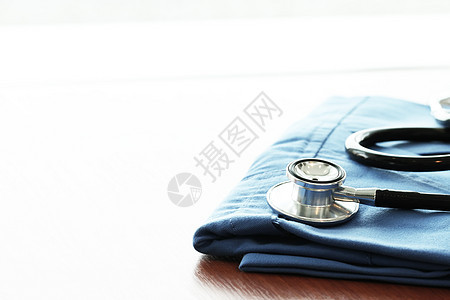 浅度D 木制桌上有蓝色医生大衣的静脉透视镜诊断考试频率药品压力医疗治疗脉冲乐器测量图片
