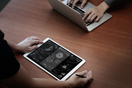 战略合作顶部两个同事的视图 用新的现代compu 来讨论数据统计团队金融职业贸易互联网进步资源图表文档背景