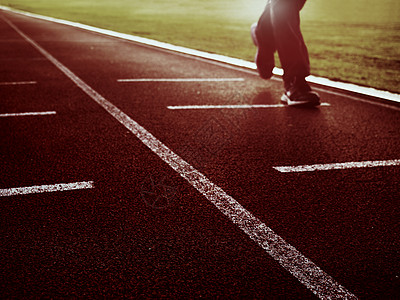男子在户外体育场的红色赛道上跑腿踪迹材料数字脂肪身体短跑竞赛体育锻炼男生跑鞋背景