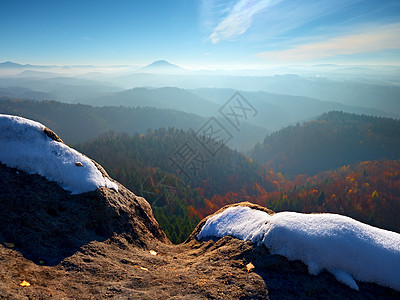 山上冬季寒冷的天气 多彩雾 迷雾谷等风雨野性空气自由季节橙雾环境地平线岩石对比度寒意图片