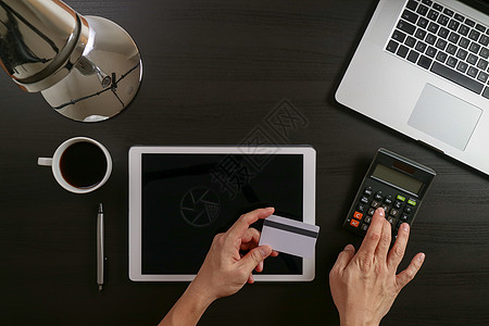 互联网购物概念 用笔记本电脑工作的手观贷款银行业商业金融软垫手机技术咖啡桌子笔记图片
