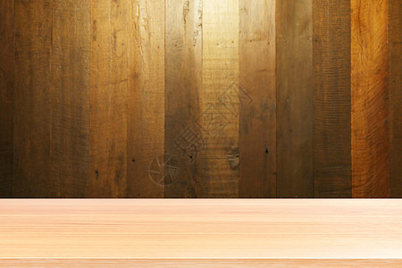旧木墙背景上的空木桌地板 木桌上空空的木头和图片顶部的光线 木板空白用于模拟展示产品图片