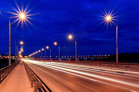 夜里在城市中行驶着灯光模糊的车市中心汽车速度交通场景景观运输天际阳光街道图片