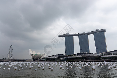 新加坡-CIRCA 2020 Marina湾的天空线 美术博物馆 著名酒店和新加坡飞轮的景象 白天时有暴风雨图片