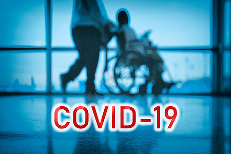 COVID19 关于蓝医患医院背景的公告牌红字 医生与残疾病人一起坐在轮椅上行走残障中心暴发警告标题预防广告牌蓝色个人防护图片