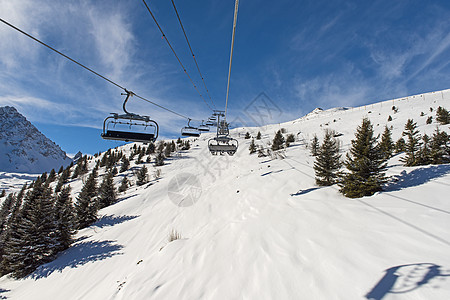 高山坡上带滑雪电梯的全景山坡蓝色升降椅缆车休闲爬坡道活动高山山腰胜地图片