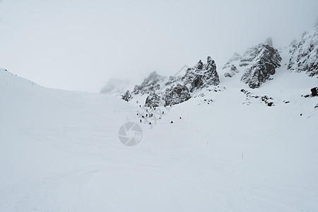 云山滑坡的景象滑雪者娱乐旅行假期高山白色行动山谷运动休闲图片