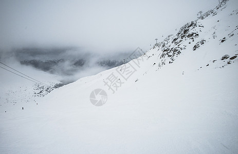 云山滑坡的景象休闲假期山谷高山白色运动多云娱乐天空活动图片