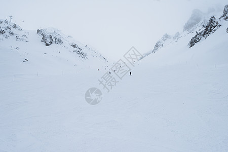 云山滑坡的景象行动运动多云滑雪爬坡滑雪者旅行娱乐高山休闲图片