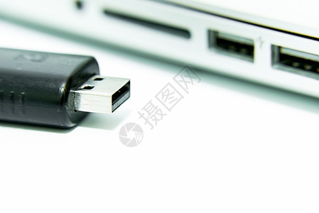将黑USB插入电脑笔记本电脑 供复制和传输数据插头宏观港口黑色技术记忆电缆硬件白色图片