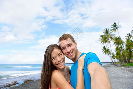 夏威夷海滩度假的自助夫妇在夏威夷大岛(Big Island)暑假时用智能手机拍照 旅行目的地 人们在哈瓦伊节日社交媒体上玩得开心图片
