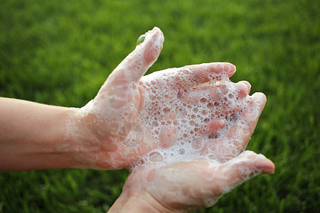 用肥皂男洗手以预防冠状病毒 卫生以阻止冠状病毒的传播 死于细菌气泡泡沫流感微生物飞溅肥皂打扫溪流棕榈液体图片