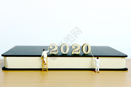2020年新年快乐 木制号码簿和画家工人形象图片