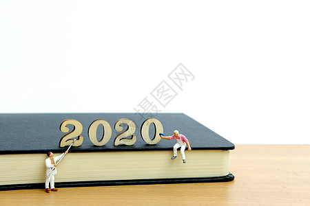 2020 年新年快乐 时钟簿和画家工人形象桌子服务玩具团队商业庆典木头问候语工作日历图片