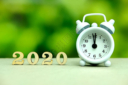 2020年新年快乐的概念 时钟和木数集团图片