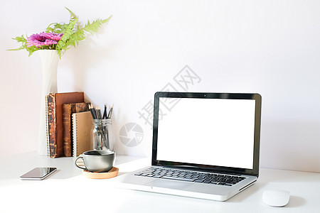 工作空间服务台和膝上型计算机 复制空间和空白屏幕笔记本窗户工作室潮人公司桌面白色风格木头房间图片
