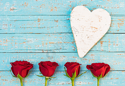红色玫瑰和心胸红玫瑰的情人夜背景玫瑰花瓣插花玫瑰热情节日礼物蓝色花束花头材料图片