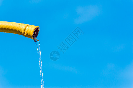 黄色软水龙头 带文字空间的Yellow 滴水高清图片