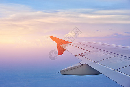 翅膀的图像平面阴影地平线土地旅游引擎窗户蓝色白色气氛运输图片