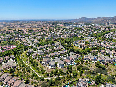 在圣地亚哥有大型豪宅的市郊邻居的空中景象城市社区花园富裕住宅细分天线风景邻里房子图片