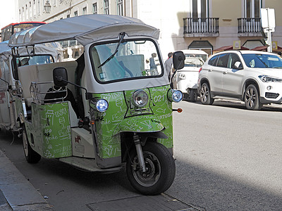 葡萄牙里斯本的绿色TUK拖车图片