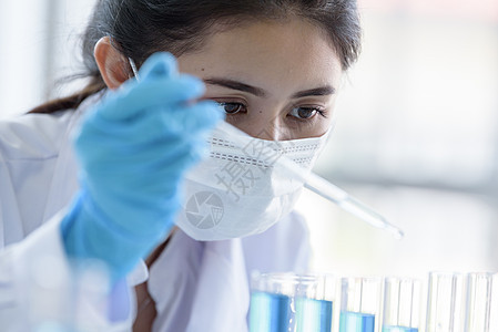 研究和学习的亚裔年轻女学生科学家惊喜科学手套女性实验化学家女士蓝色玻璃技术图片