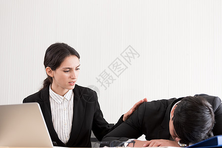 一位女商务人士对同事睡着感到不爽 在W区套装午睡员工办公室老板女士生意人文档职业桌子图片