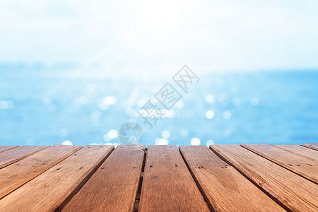 具有美丽海滩背景的旧木桌的精选焦点 用于展示您的产品太阳旅游木头墙纸假期地平线阳光椰子海浪甲板图片