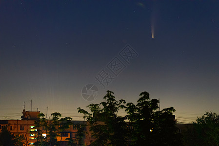 2020年7月12日 乌克兰的建筑物在清晨天空中的彗星C/2020 F3(NEOWISE)图片